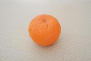 orange frukt på trä tabell. selektiv fokus och grund djup av fält. foto