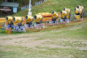 bukovel, ukraina oktober 2020 snö kanon stående gräs höst säsong väntar vintertid foto