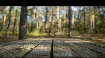 skön suddig boreal skog bakgrund se med tömma rustik trä- tabell för attrapp produkt visa picknick tabell med anpassningsbar Plats på bordsskiva för redigering felfri foto