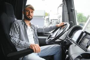 leende förtroende ung man professionell lastbil förare i företag lång transport. foto