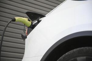 elektrisk bilar laddad på en laddning station foto