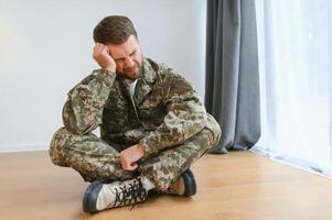gråt professionell soldat med depression och trauma efter krig foto