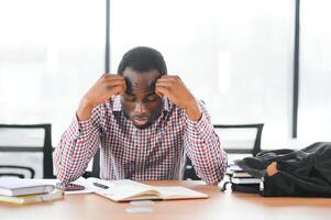 manlig studerande Sammanträde i universitet klassrum. man Sammanträde i föreläsning i hög skola klassrum. foto