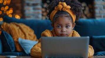 en ung flicka Sammanträde i främre av en bärbar dator dator, engagerad i uppkopplad aktiviteter foto