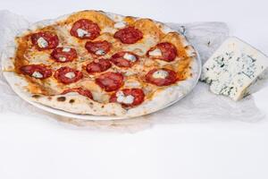 pizza på vit från topp foto