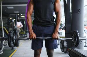 atletisk svart kille framställning tyngdlyftning eller powerlifting på modern Gym foto