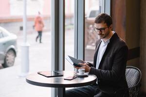 ung affärsman arbetssätt på de Kafé foto