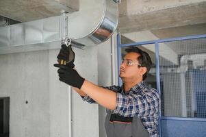 ventilation rengöring. specialist på arbete. reparera ventilation systemet. industriell bakgrund foto