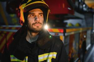 trött brandman efter arbete i en brand avdelning foto