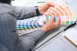 typograf stående med Färg färgrutor på de utskrift tillverkning foto