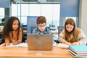 glad elementärt skola studenter. tillbaka till skola foto