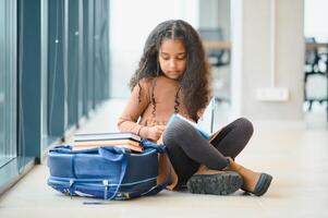 Lycklig afrikansk amerikan skol innehav böcker, tillbaka till skola begrepp foto