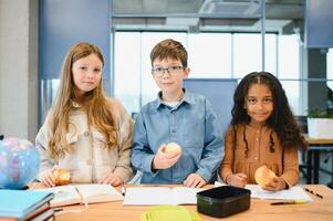 glad elementärt skola studenter. tillbaka till skola foto