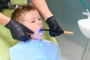 gråt och skrikande liten pojke på de tandläkare foto