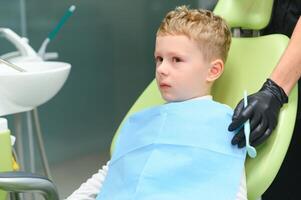 gråt och skrikande liten pojke på de tandläkare foto
