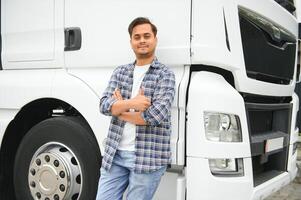 porträtt av en indisk lastbil förare foto