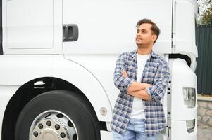 porträtt av självsäker indisk lastbil förare på parkering. kopia Plats foto