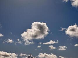 stackmoln moln i de himmel. fluffig moln former foto