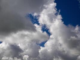 vit stackmoln moln i de djup blå sommar himmel. fluffig moln bakgrund foto