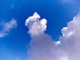 vit fluffig stackmoln moln i de sommar himmel, naturlig moln bakgrund foto