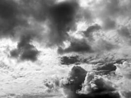 svart och vit moln i de himmel bakgrund foto