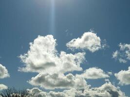 vit fluffig stackmoln moln i de sommar himmel, naturlig moln bakgrund foto