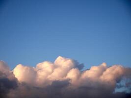 vit fluffig stackmoln moln i de sommar himmel, naturlig moln bakgrund foto