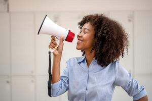 företag kvinna skrikande högt innehav en megafon foto
