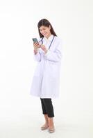 asiatisk kvinna läkare innehav en svart smartphone uppkopplad till prata till en patient till kolla upp för symptom av sjukdom. medicinsk service begrepp, social avstånds till förhindra coronavirus foto
