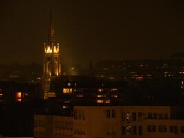 novi ledsen kyrka torn på natt foto