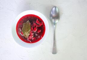 röd traditionell ryska och ukrainsk borscht eller rödbeta soppa med sur grädde, vitlök och aromer foto