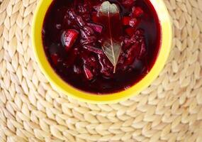 röd borscht eller rödbeta soppa med sur grädde. foto