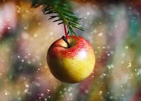 ljuv mogen äpple hängande på de jul träd grön gren. glitter och snö effekt. foto