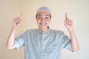 moslem asiatisk man pekande de länk gest när ramadan firande. de Foto är lämplig till använda sig av för Ramadhan affisch och muslim innehåll media.