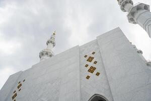 de störst moské på de solo- central java mesjid sheikh zayed. de Foto är lämplig till använda sig av för Ramadhan affisch och muslim innehåll media.