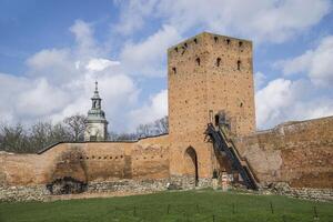 czersk, polen - Mars 24:e, 2024 - ingång torn och defensiv vägg masoviska hertigarna slott foto
