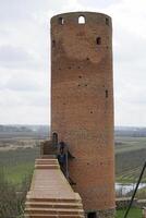 czersk, polen - Mars 24:e, 2024 - runda torn och defensiv vägg på masoviska hertigarna slott foto
