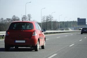 bilar kör på en motorväg foto