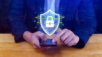 dator nätverk skydd, säkra och säker din data begrepp, affärsman innehav skydda skydd ikon på smartphone, säkerhet skydda låsa säkerhet företag skydda begrepp. foto