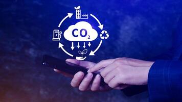 co2 minska ikon använder sig av smartphone för minska co2, kol fotavtryck och kol kreditera till begränsa global uppvärmningen från klimat förändra, bio cirkulär grön ekonomi begrepp. foto