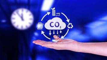 hand innehav co2 minska virtuell ikon för minska kol dioxid utsläpp, kol fotavtryck och kol kreditera till begränsa global uppvärmningen från bio klimat förändra begrepp. foto
