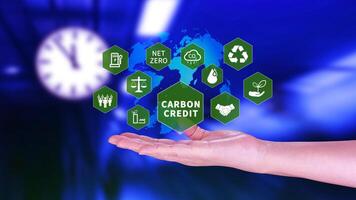 grön energi, kol kreditera marknadsföra begrepp, affärsman innehav kol kreditera ikon, netto noll, grön energi ikon. kol neutral i industri netto noll utsläpp eco energi. foto