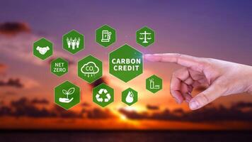 grön energi, kol kreditera marknadsföra begrepp, affärsman pekande kol kreditera ikon, netto noll, grön energi ikon. kol neutral i industri netto noll utsläpp eco energi. foto