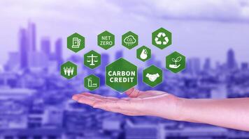 grön energi, kol kreditera marknadsföra begrepp, affärsman innehav kol kreditera ikon, netto noll, grön energi ikon. kol neutral i industri netto noll utsläpp eco energi. foto