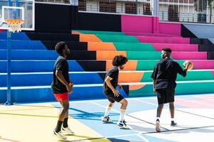 ung afrikansk vänner spelar basketboll utomhus- - urban sport livsstil begrepp foto