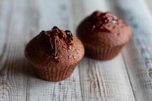 utsökt tomte choklad muffins med nötter och sylt foto