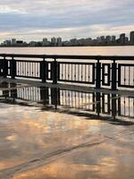 solnedgång på de vägbank efter de regn. reflexion av de himmel i de våt trottoar, kazan, ryssland foto