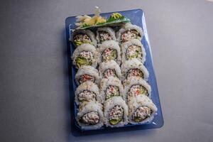 sushi till gå i en paket foto