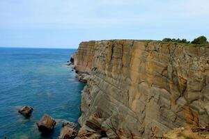 havet majestät hisnande kust klippor träffa fantastisk blå hav, en skådespel av naturens prakt foto