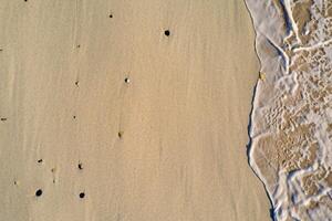 horisont hamn antenn lugn fångar skön strand sand från ovan, en lugn gobeläng av kust skönhet foto